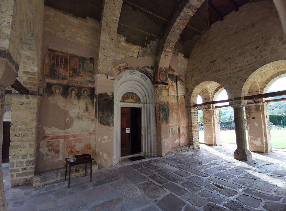 Freske i ulaz u crkvu Carske lavre