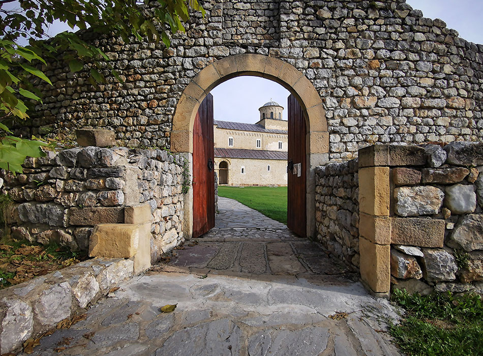 Kapija zidina Carske lavre Sopotskog manastira