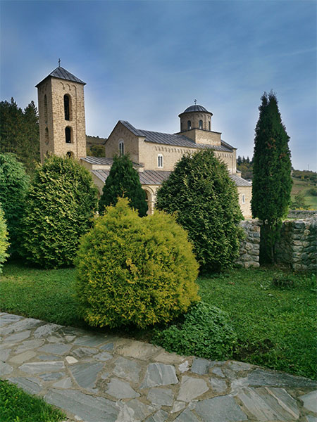 Lepa slika manastira Sopoćani bašta