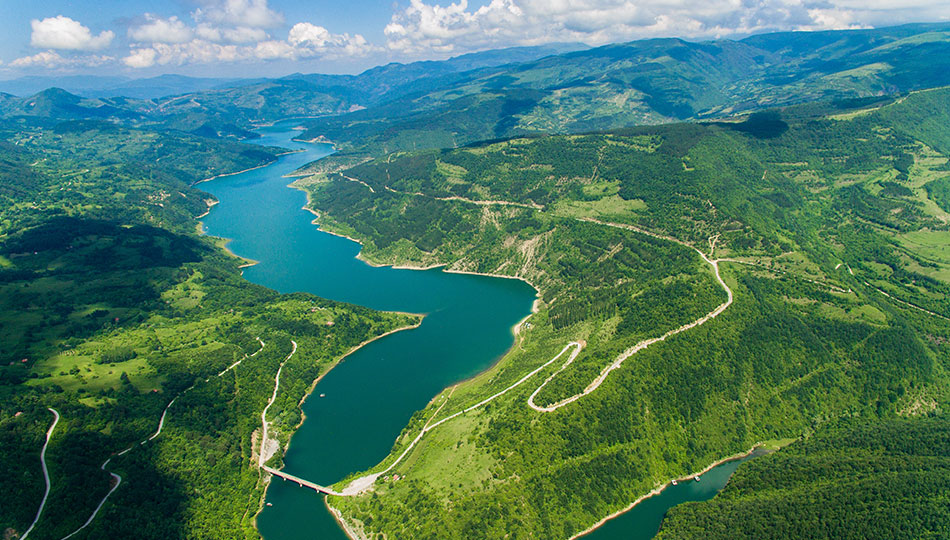 Podnožje stare planine brda koja okružuju Zavojsko jezero