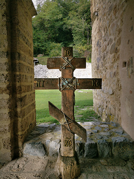 Stari drveni krst u dvorištu manastira Sopoćani