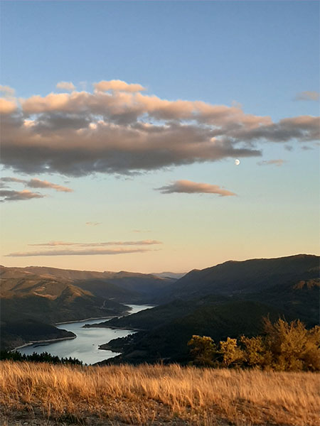 Zalazak Sunca nad Zavojskim jezerom i okolnim brdima
